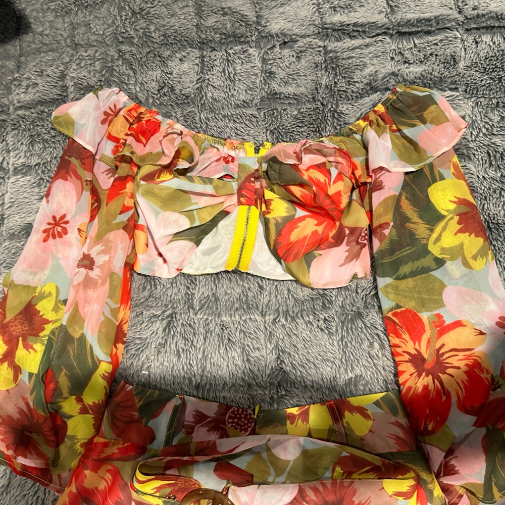 Beautiful 2 piece pants and crop